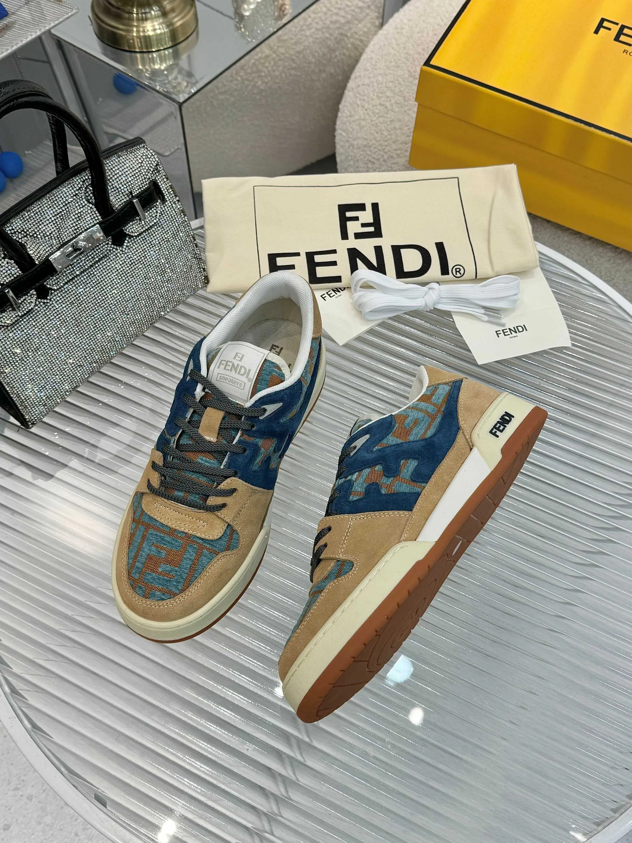 p620🐮🐮New❤Top super A version💯 Fendi Fendi 2025 New Year's King Explosive Style🔥 Many💑stars have the same style FD match. Original purchase for RMB14440. One to one replica. Designer Kim Jones's first sneaker fendi match and Donkey brand Trainer basketball sneakers, fresh blood injection and FF retro design It combines fashion and super comfort. [Wise] Whoever doesn’t grab it will regret it [There are many shoe uppers on the market with different color matching and cut corners in workmanship. The color matching and craftsmanship of my shoe upper are absolutely the same as the genuine products at the counter. Welcome to compare. Feet: Mesh injection molding pads 🎯 Soles: Please look for the original molded multi-color TPU outsole (❌ non-rubber sole) 🎯 Size: Female 35-41 Male 38-45 🎯 Packaging: Original 1:1 matching high-end packaging 🎁